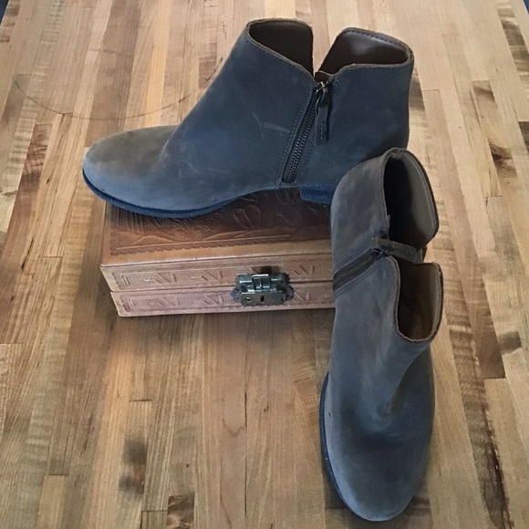 Clarks Wilrose Frost Taupe suede finish leather side zip gum sole boot 8.5 / 9 - Picture 1 of 15
